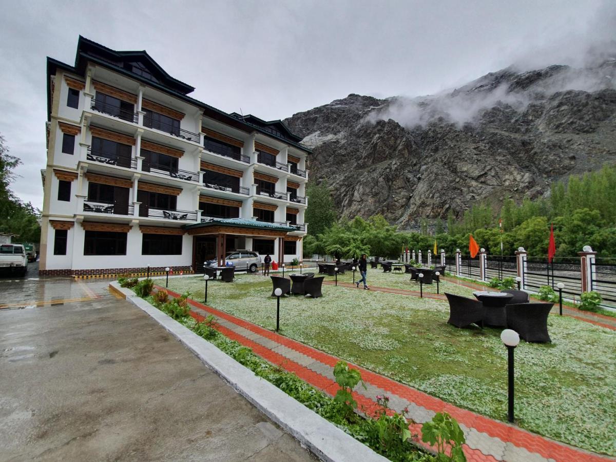 Hotel Chhutuk Heights Kargil Exteriör bild