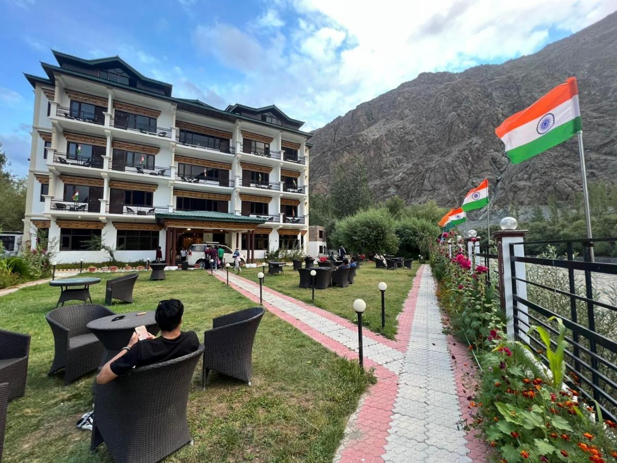 Hotel Chhutuk Heights Kargil Exteriör bild