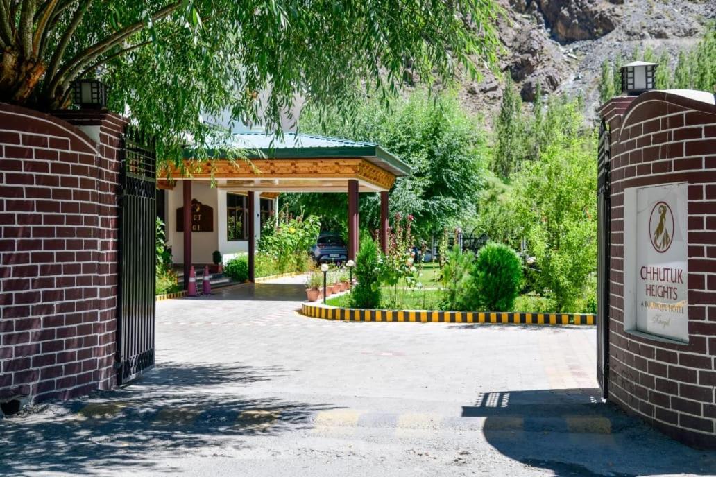 Hotel Chhutuk Heights Kargil Exteriör bild