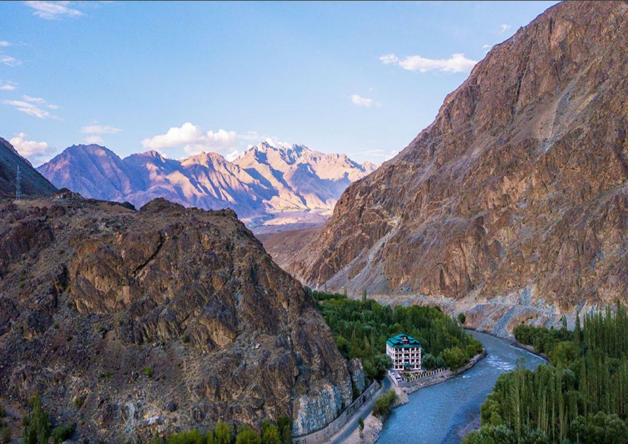 Hotel Chhutuk Heights Kargil Exteriör bild