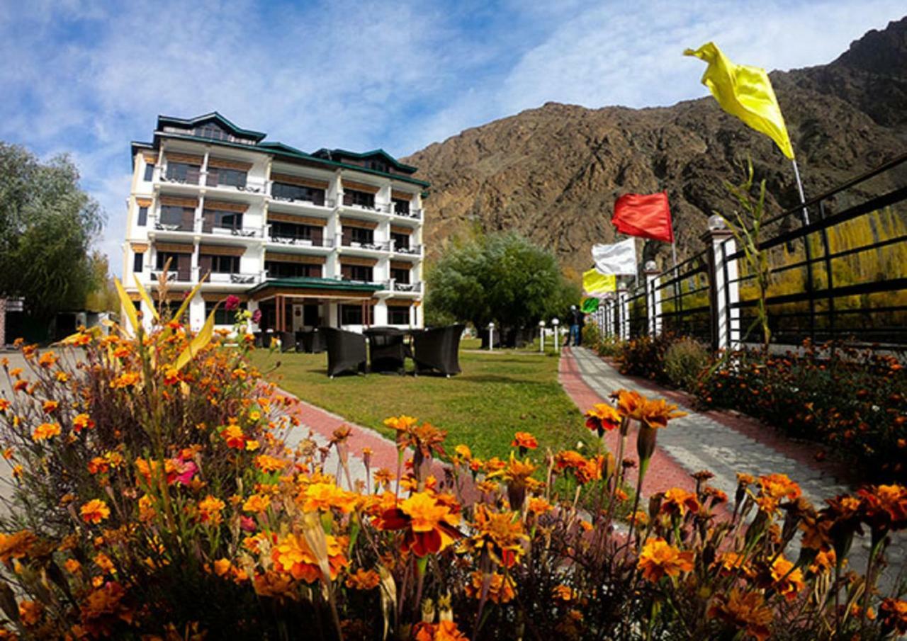 Hotel Chhutuk Heights Kargil Exteriör bild